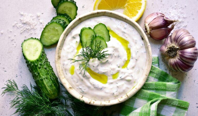 Cum se face sos tzatziki cremos și aromat. Rețeta grecească autentică
