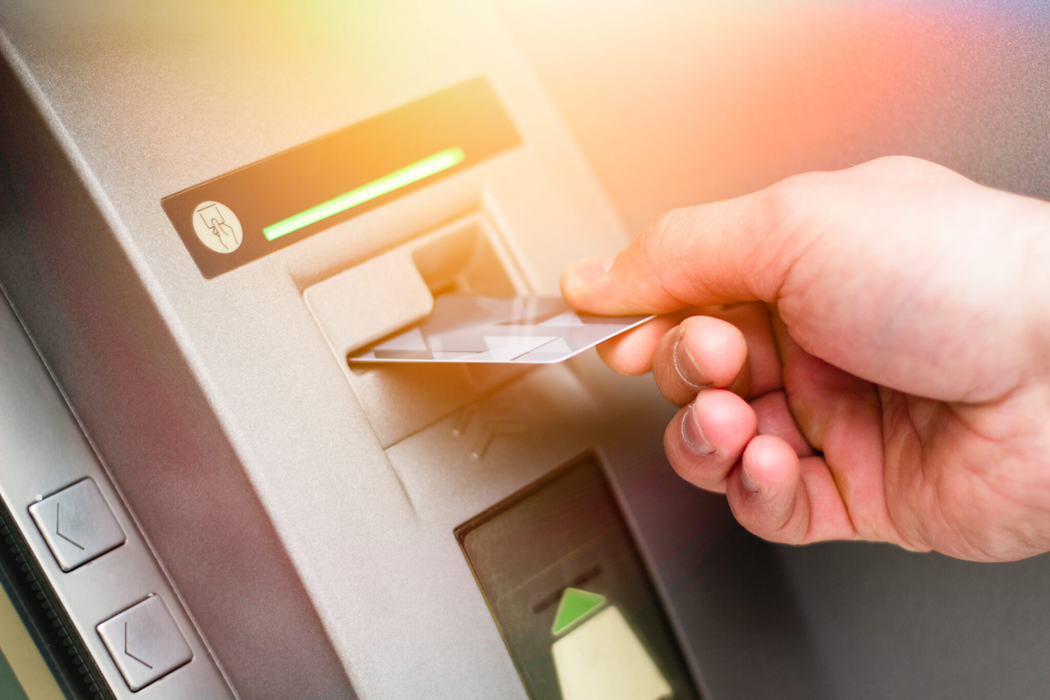 Nu mai cere chitanță la bancomat! Cum te poate expune o simplă hârtie la fraude și furt de date