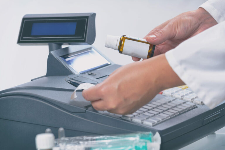 Cine primește medicamente compensate și gratuite în 2026. Românii care beneficiază de tratamente prin CNAS