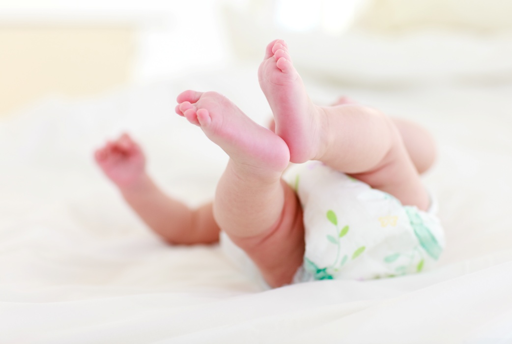 Scaunul verde la bebeluși: normal sau motiv de îngrijorare? Ce trebuie să știe părinții