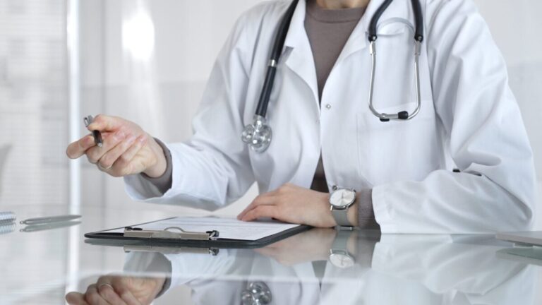 Ce analize gratuite pot face românii de peste 40 de ani. Pachetul medical oferit prin CNAS