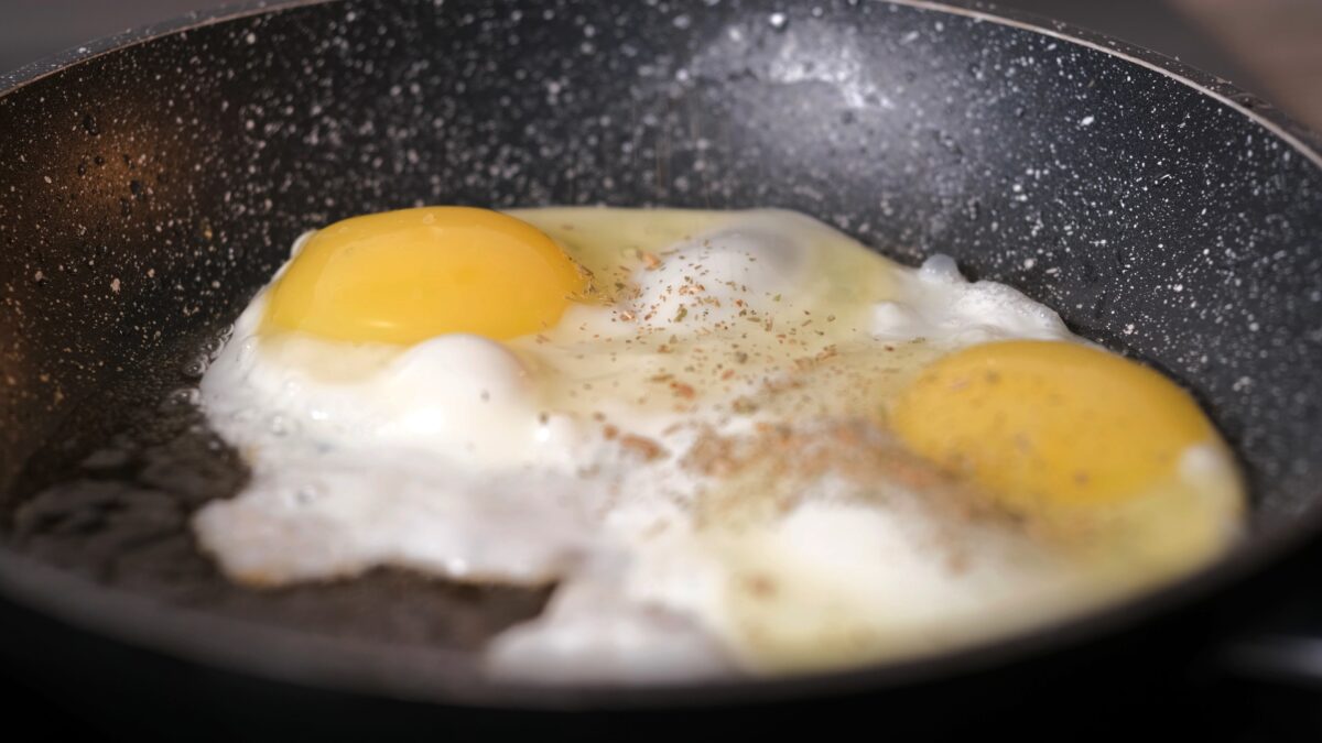 Trucul simplu care împiedică ouăle să se lipească de tigaie. Ai nevoie de un ingredient pe care îl ai deja în bucătărie