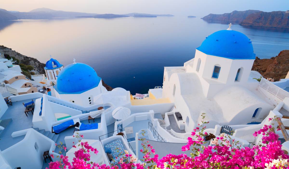 Secretul caselor albe și albastre din Santorini: de ce și-a ales insula grecească aceste culori emblematice