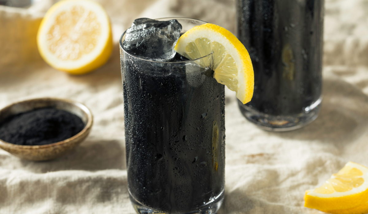 Limonada neagră, băutura care a cucerit internetul. Ajută la eliminarea toxinelor din organism și poate susține procesul de slăbire