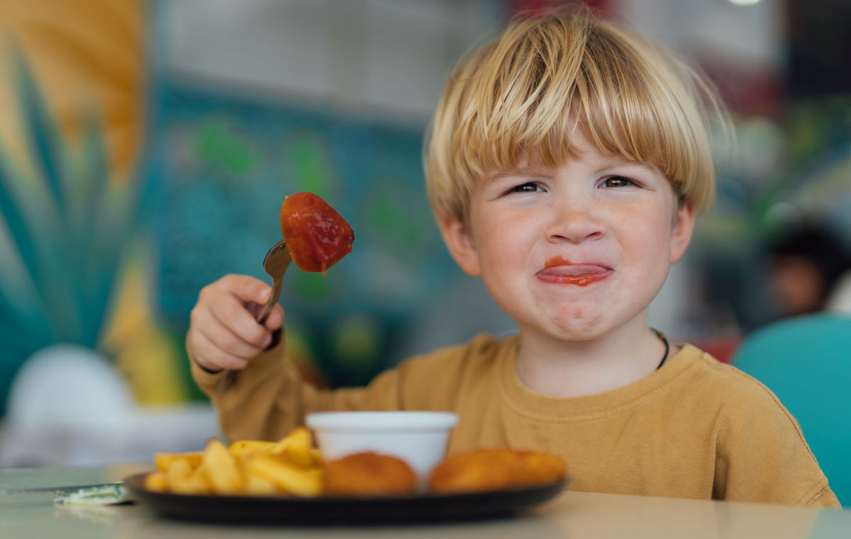 Studiu alarmant despre alimentele pentru copii! Aproape jumătate dintre produse nu respectă standardele nutriționale recomandate
