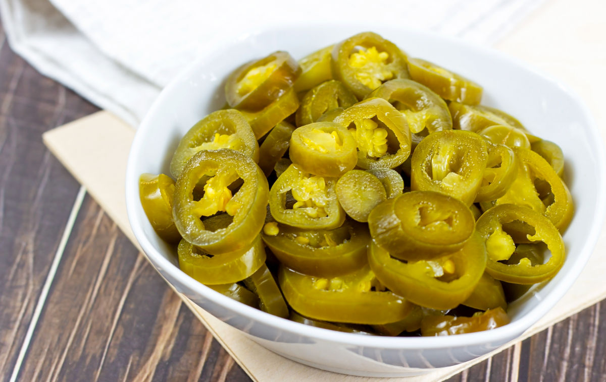 Rețeta simplă de ardei iuți murați în oțet. Ai nevoie de câteva ingrediente, iar rezultatul e unul delicios