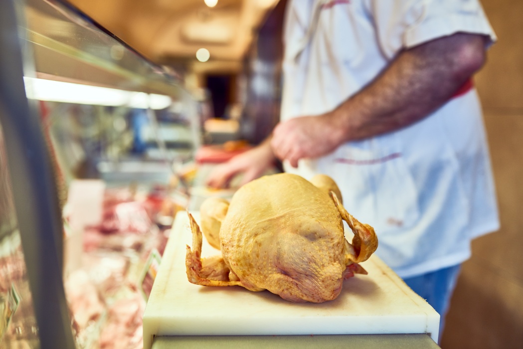 Alertă alimentară în România. Peste 500 de kilograme de carne de pui contaminată cu Salmonella și hering cu paraziți, retrase de la vânzare
