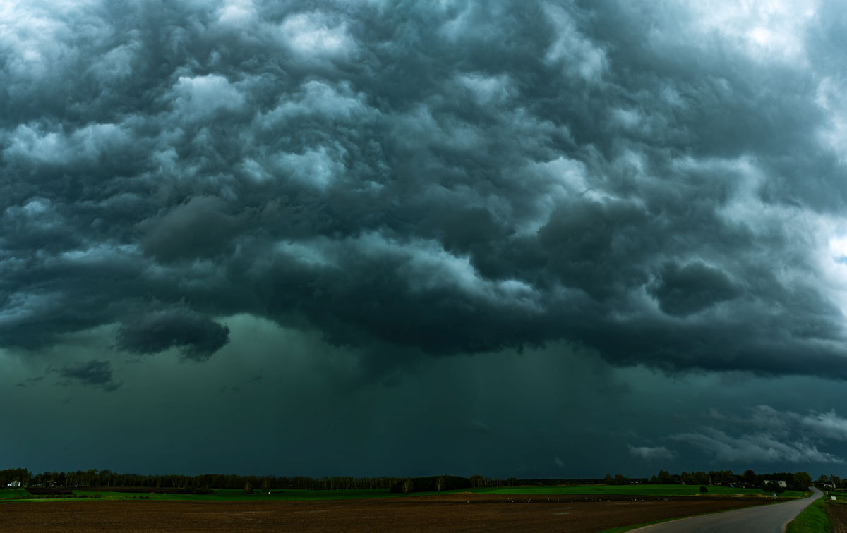 De ce capătă cerul o culoare verde înaintea unor furtuni puternice? Explicația fenomenului care atrage atenția meteorologilor