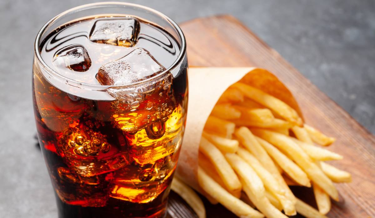 Coca-Cola și cartofii prăjiți pot calma o migrenă? Un medic explică de ce trucul viral de pe TikTok pare să funcționeze pentru unii oameni