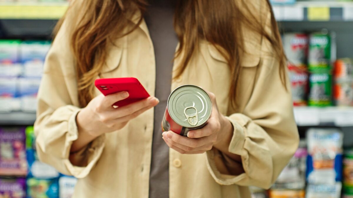 Conserve expirate pe care ar trebui să le arunci imediat. Ce alimente pot deveni periculoase?