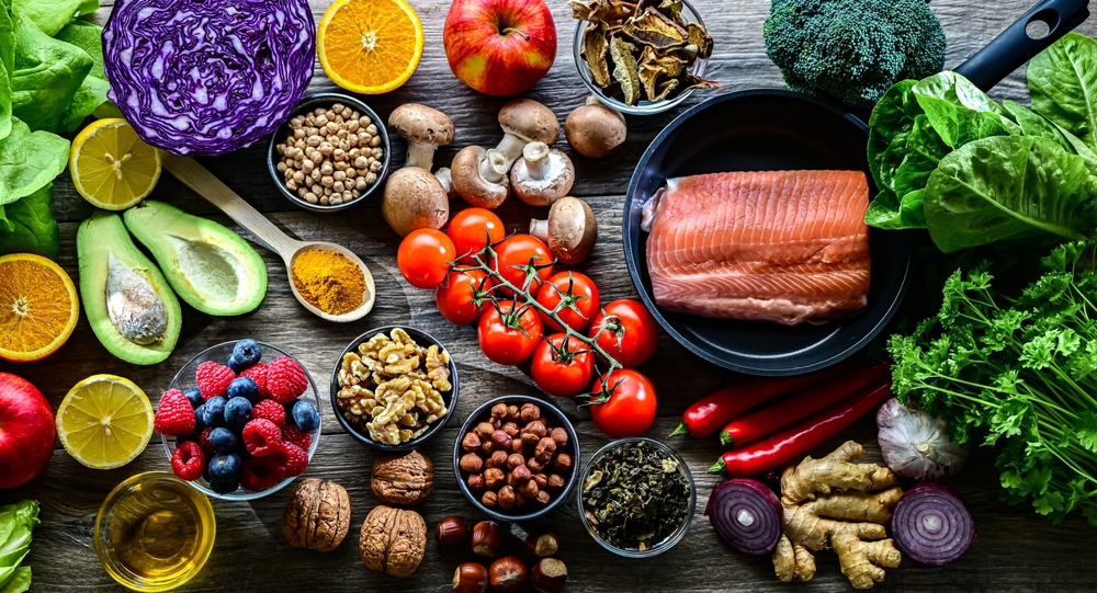Ce trebuie să mănânci dacă ai psoriazis. Dieta care poate ajuta la reducerea inflamației și a puseelor