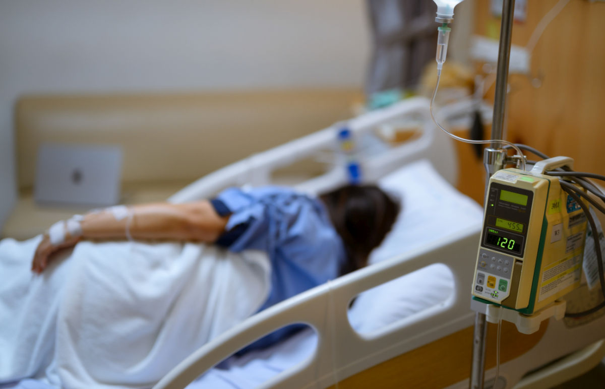 Tânăra din Craiova, care ar fi luat o bacterie periculoasă la un festival, e în stare gravă! Aparatul ECMO o ține în viață