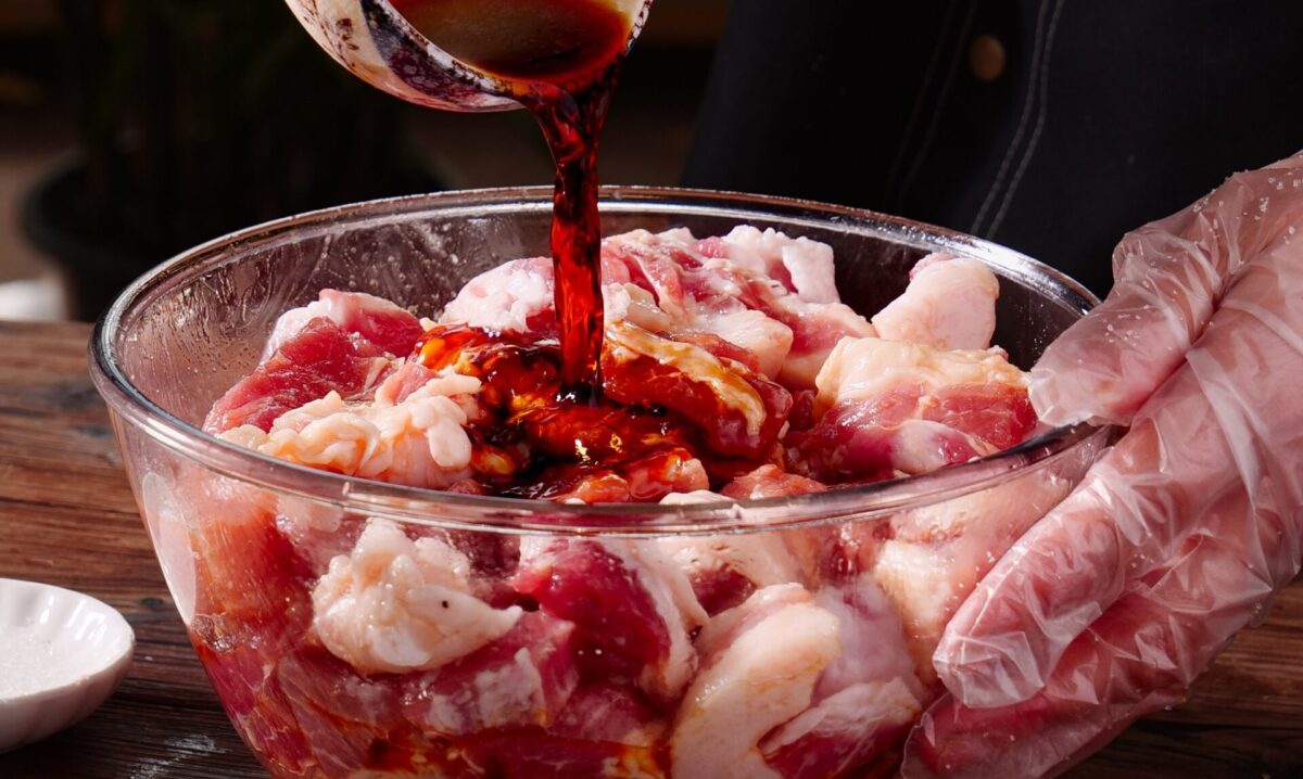 5 marinade care transformă orice grătar. Rețete simple pentru pui, porc, pește și fructe de mare