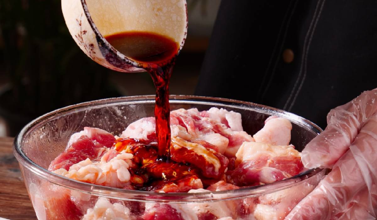 Cât de sigur este să refolosești marinada pentru carne