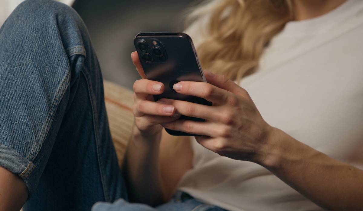 Persoanele care preferă mesajele în locul apelurilor telefonice nu evită comunicarea cu alți oameni! De ce se protejează