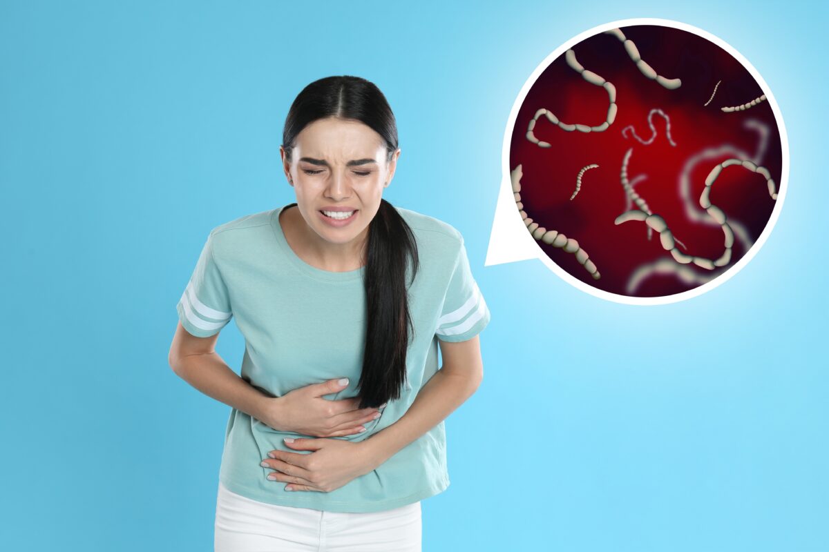 Un parazit intestinal care provoacă diaree severă pune autoritățile în alertă. Se poate ascunde pe fructele și verdețurile consumate crude