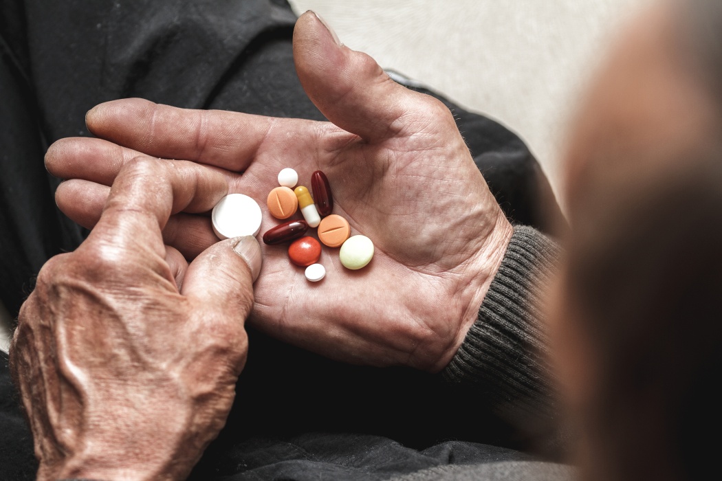 Studiu: Administrarea a cinci sau mai multe medicamente pe zi, asociată cu un risc mai mare de deces în rândul vârstnicilor