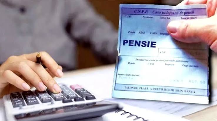 Când își primesc pensionarii banii în august 2026? Calendarul plăților prin Poșta Română și pe card