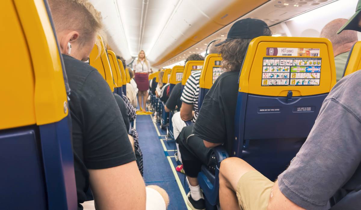 „Dacă murim, murim împreună”. Mărturia cutremurătoare a soției bărbatului tras prin geamul spart al aeronavei