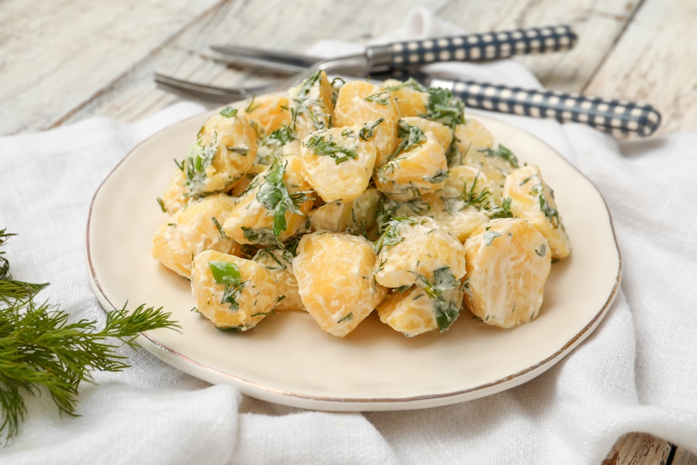 4 rețete delicioase cu cartofi noi pe care le vei găti toată vara. Salata cu maioneză este vedeta sezonului
