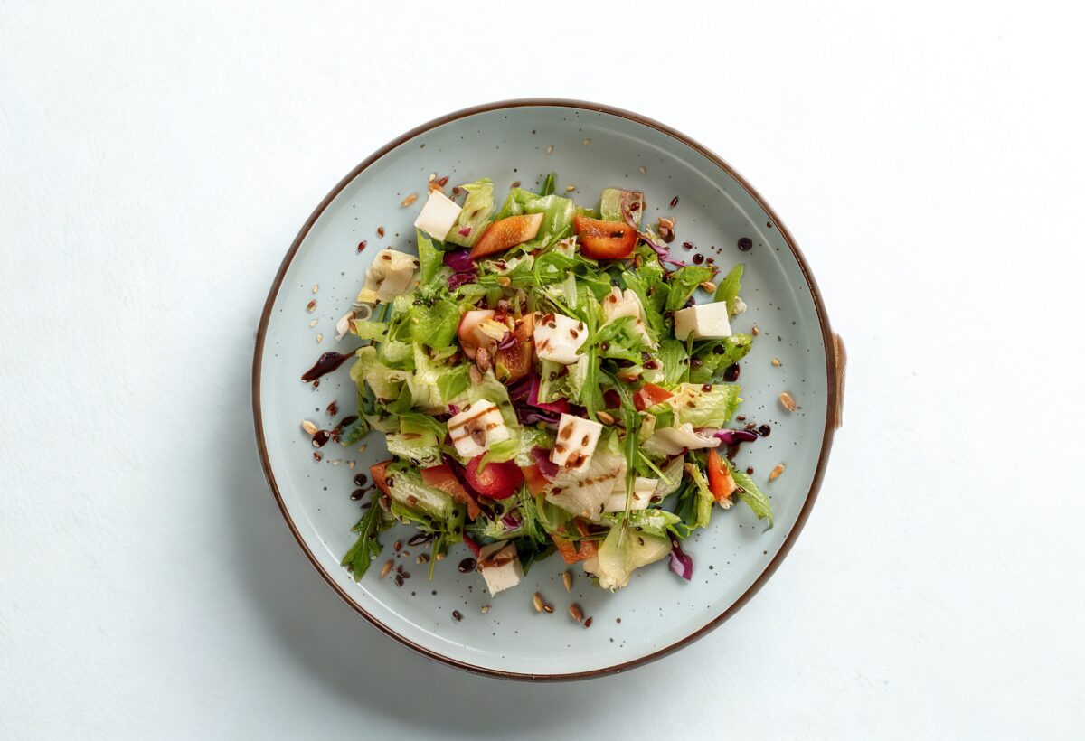 Salata de vară cu telemea! Rețeta simplă, gata în doar câteva minute