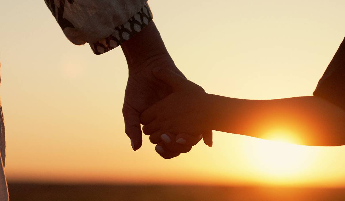 Sindromul „eldest daughter” și povara fiicei responsabile. Copilul care a învățat prea devreme să aibă grijă de toată lumea