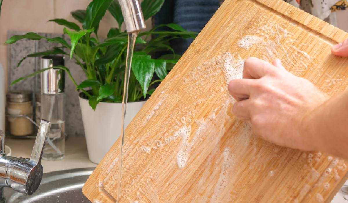 Tocătoarele din lemn și din plastic: avantaje, dezavantaje și care este alegerea mai sigură pentru bucătărie