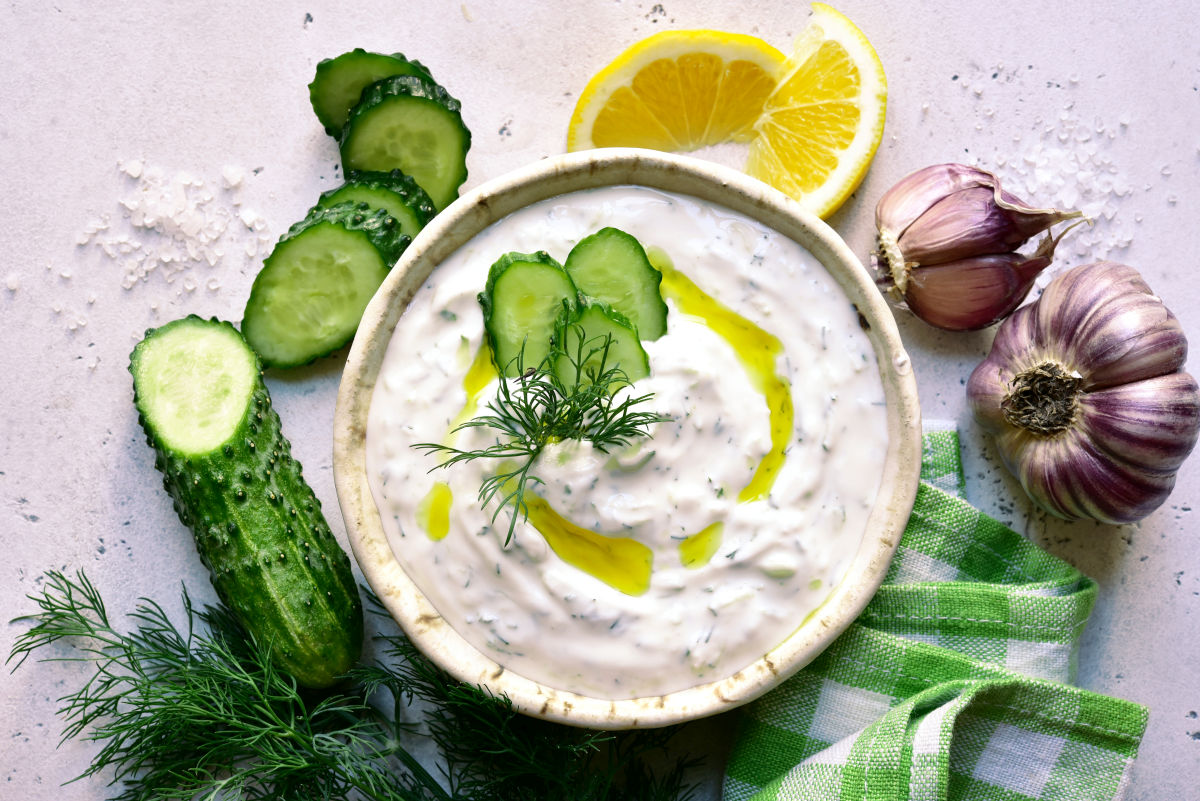 Cum prepari tzatziki de casă, la fel ca-n Grecia. Ingredientul care îi dă un gust aparte