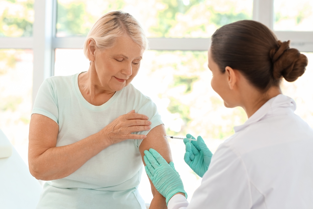Vaccinul recomandat după 50 de ani. Persoanele cu glicemia mare sunt cele mai expuse riscului