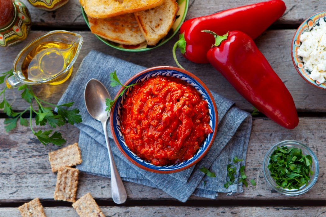 Rețetă ajvar. Cum prepari acasă celebra pastă sârbească din ardei copți și vinete