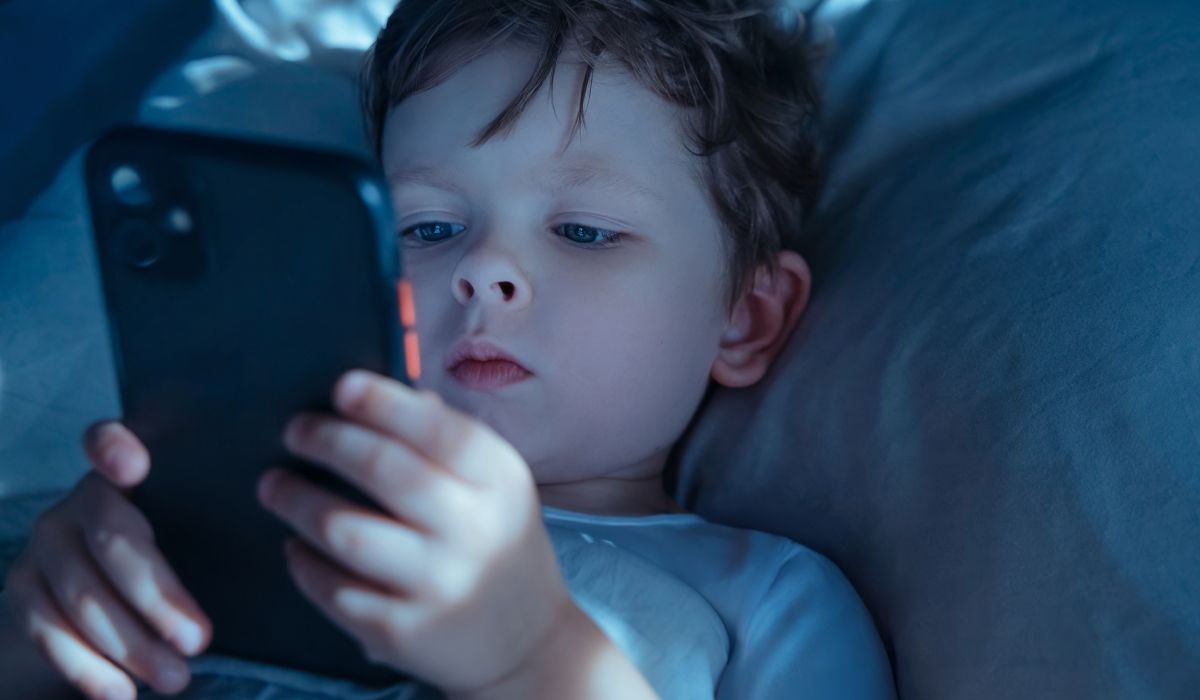 ⁠Copilul face crize când îi iei telefonul? 5 metode prin care poți limita timpul petrecut în fața ecranelor