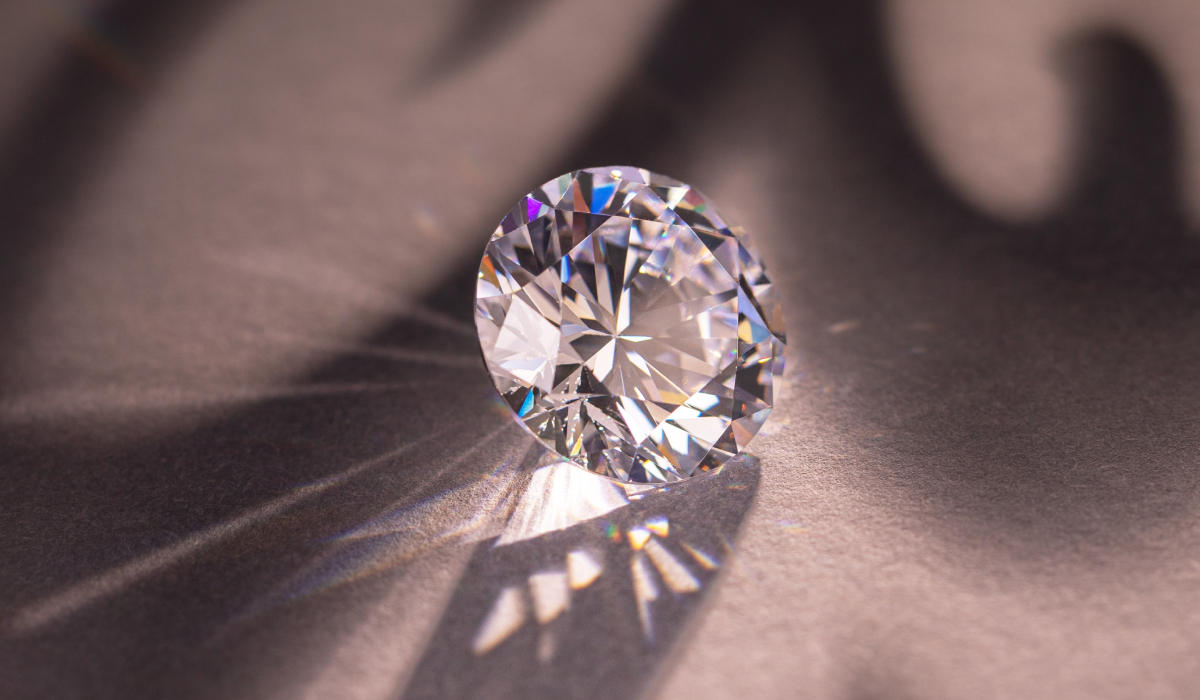 Diamantele create în laborator, noul fenomen al pieței: ce le diferențiază de cele naturale