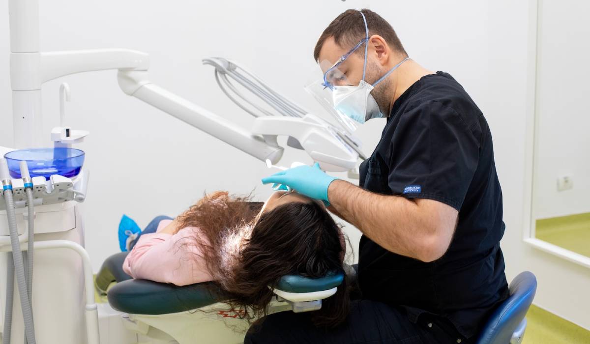 Frica de dentist te costă mai mult decât crezi. Cum te afectează, dar și cum o poți trata