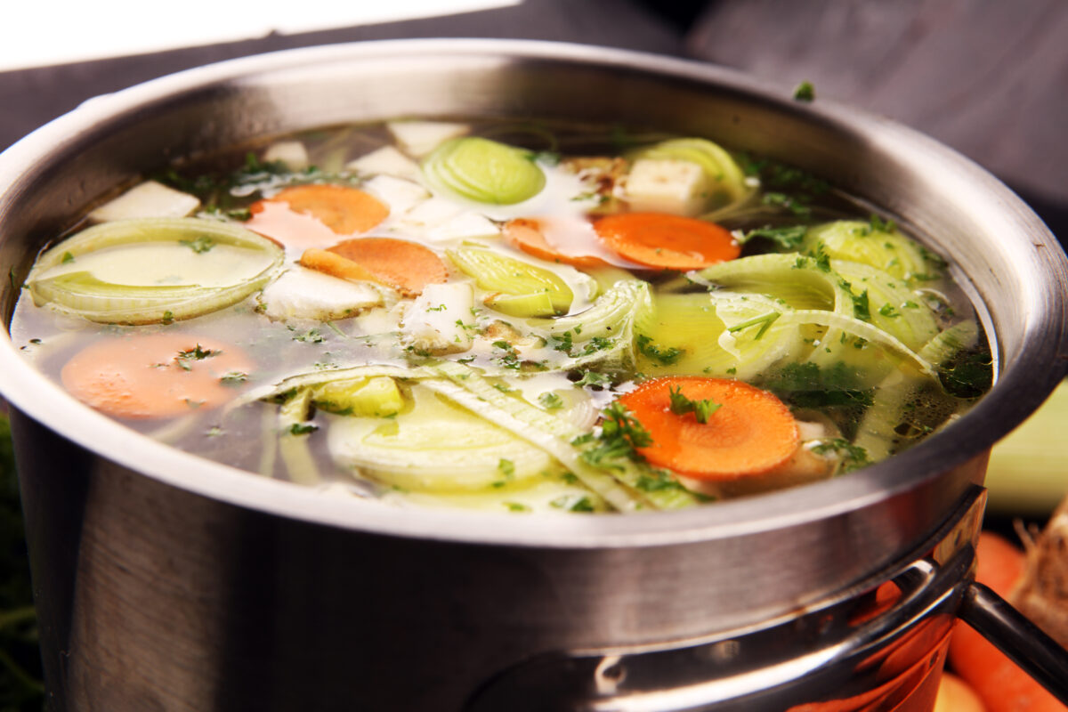 De ce nu este bine să arunci apa în care ai fiert anumite legume. Ce nutrienți pierzi fără să-ți dai seama