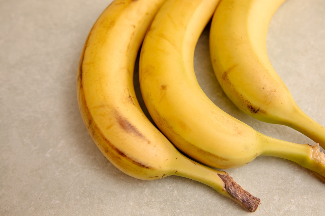 De ce nu ar trebui să mai ții bananele în bolul cu fructe. Greșeala care le face să se coacă mai repede
