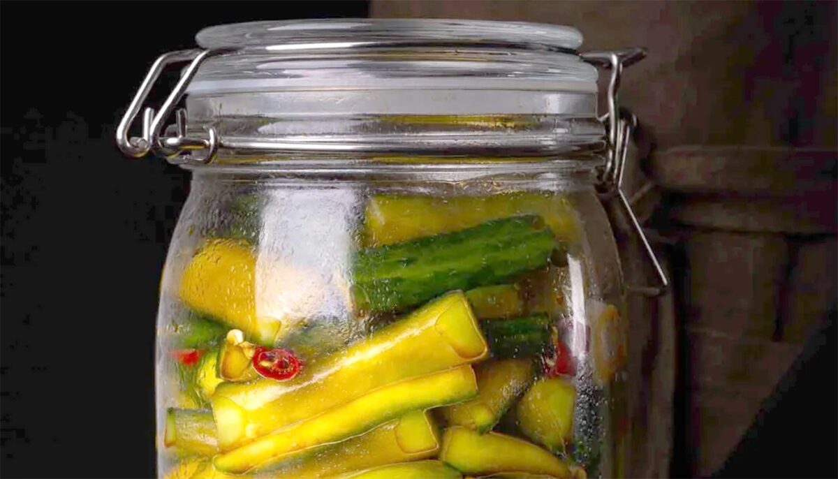 Cum fac chinezii castraveți murați. Ingredientul ciudat care îi face crocanți și gustoși