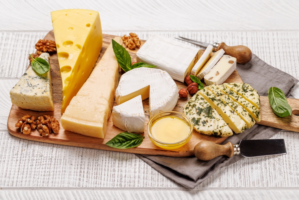 Ce brânză este cea mai sănătoasă? Specialiștii dezvăluie sortimentele cu cele mai puține calorii și pe cele care ascund riscuri neașteptate
