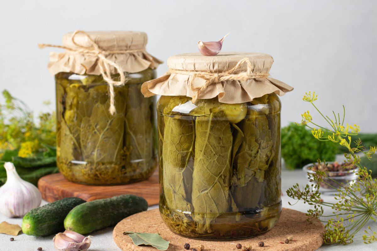 Castraveți murați la borcan pentru iarnă – rețeta simplă pentru murături crocante și aromate