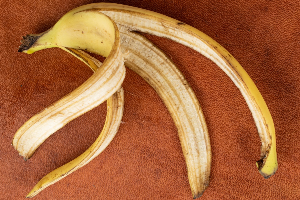 Nu mai arunca cojile de banană! Trucul simplu cu bicarbonat pe care îl poți încerca acasă