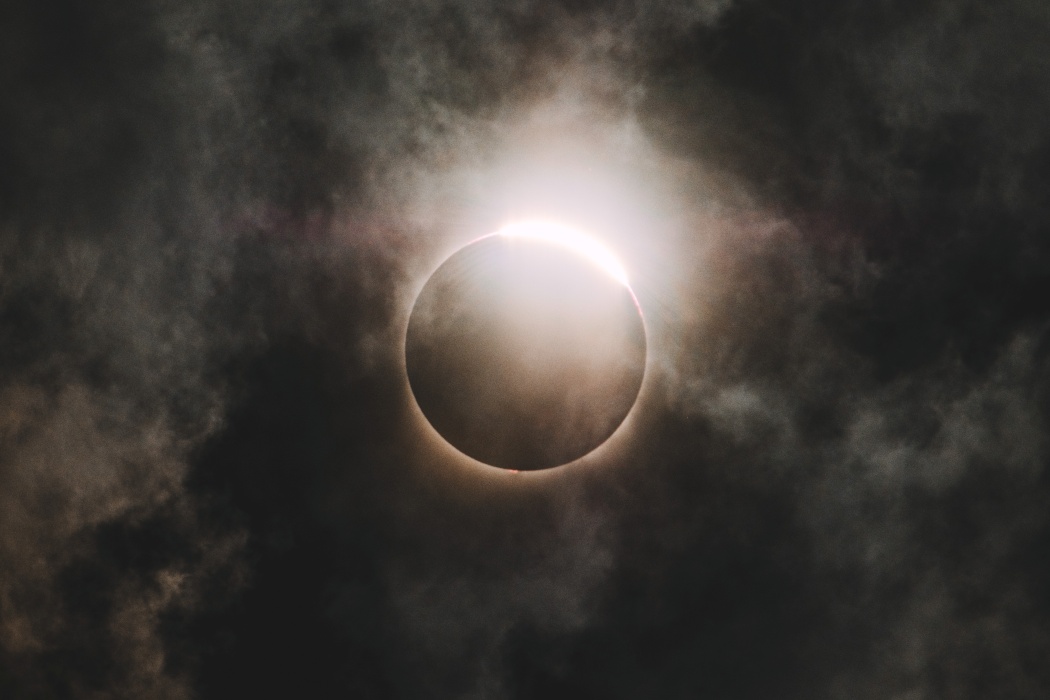 Eclipsa de Soare din 12 august a trecut, dar efectele ei abia încep. Ce se schimbă pentru fiecare zodie în parte?