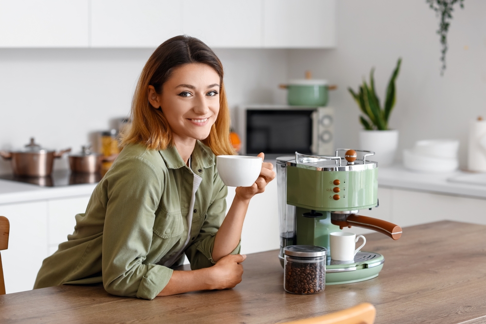 Bei cafea în fiecare zi? În aceste 5 situații poate face mai mult rău decât bine