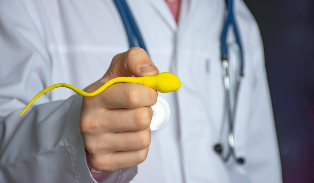 Laptopul pe genunchi, nopțile pierdute și statul prea mult pe scaun. Obiceiurile aparent banale care pot afecta fertilitatea masculină
