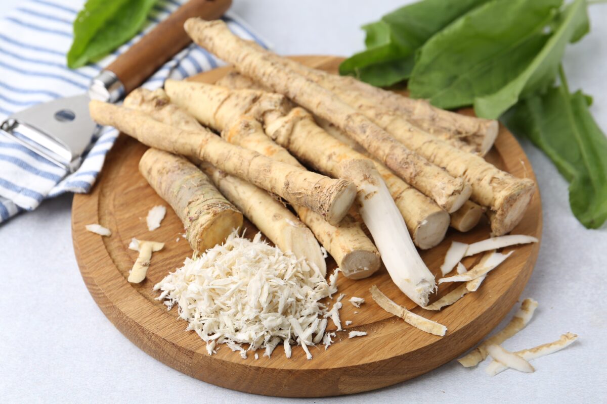 Hreanul, mai mult decât un condiment. Ce beneficii are pentru sănătate și cine ar trebui să-l evite