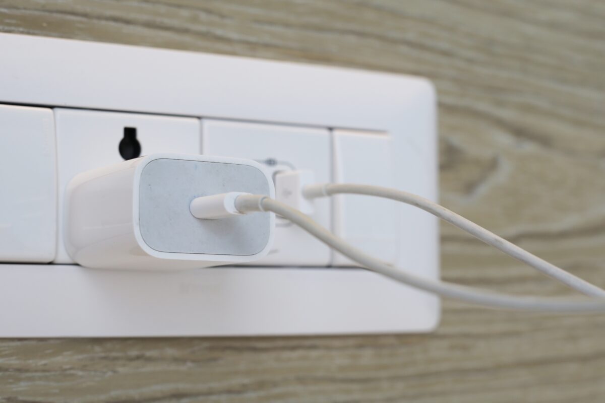 De ce nu ar trebui să lași încărcătorul în priză permanent. Greșeala care îți poate crește consumul de energie și reduce durata de viață a accesoriului