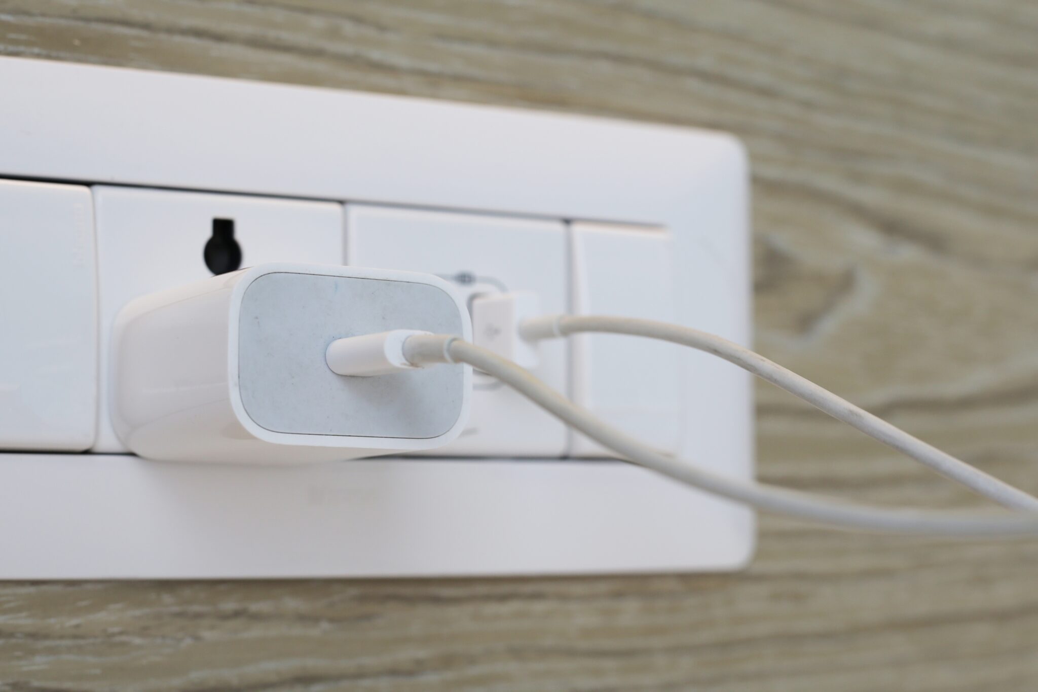 De ce nu ar trebui să lași încărcătorul în priză permanent. Greșeala care îți poate crește consumul de energie și reduce durata de viață a accesoriului
