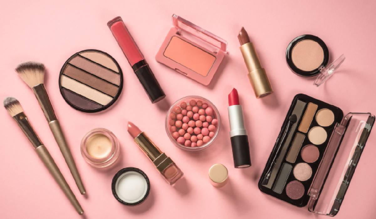 Cream blush, cream bronzer și cream highlighter: de ce produsele cremoase domină machiajul
