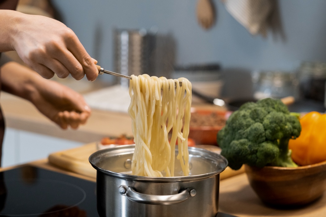 Toți fac asta greșit când fierb pastele. Un chef spune exact câtă sare trebuie să pui în oală