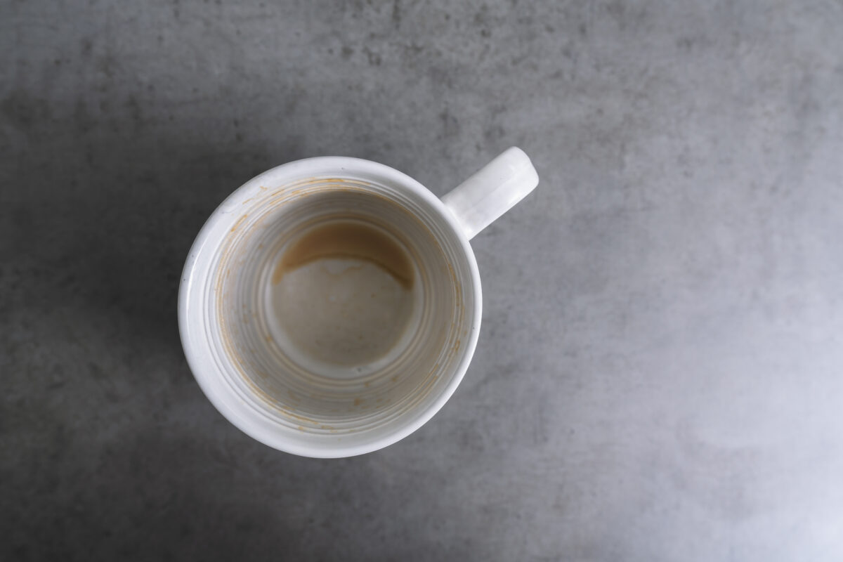 De ce se pătează cănile de cafea și ceai? 5 metode prin care le poți curăța fără să le zgârii
