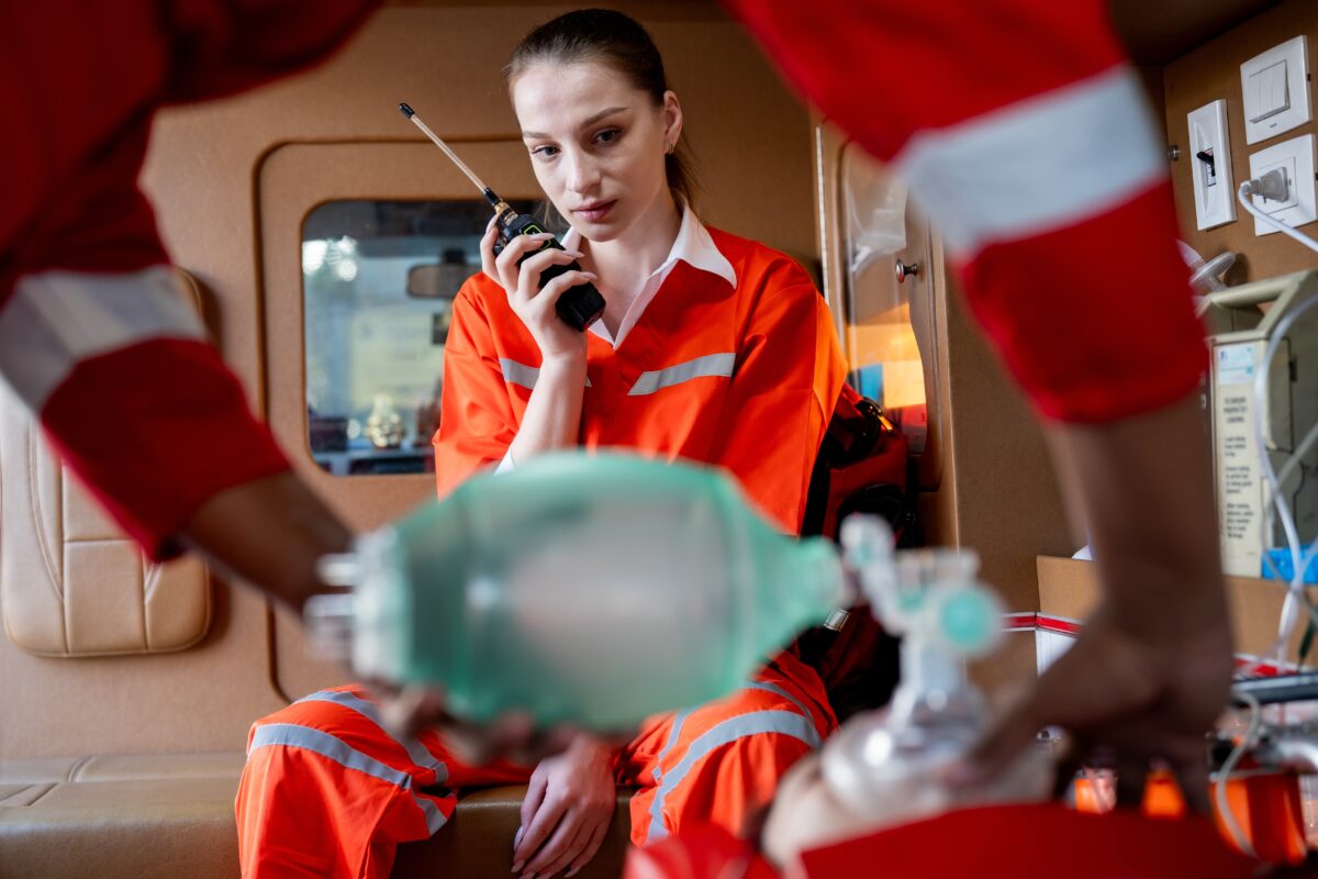 Ce își amintesc oamenii după ce sunt readuși la viață? Un medic ATI vorbește despre cele mai frecvente experiențe relatate de pacienți