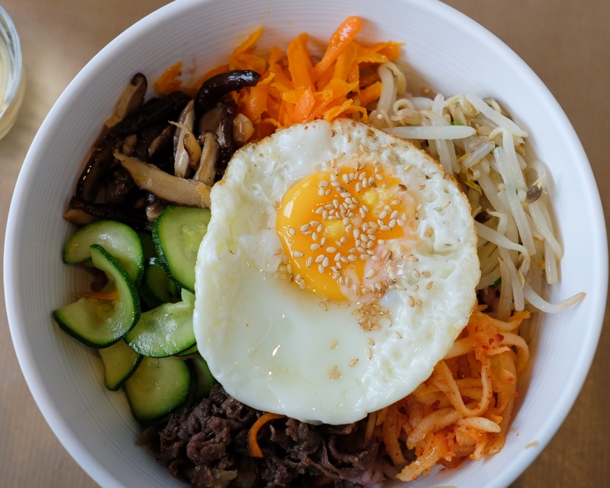 Bibimbap, preparatul coreean care transformă un bol de orez într-un adevărat spectacol de gusturi